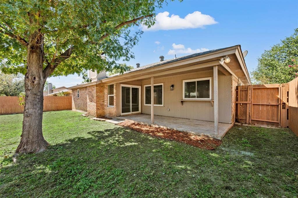 7512 Clover Lane, Watauga, TX 76148