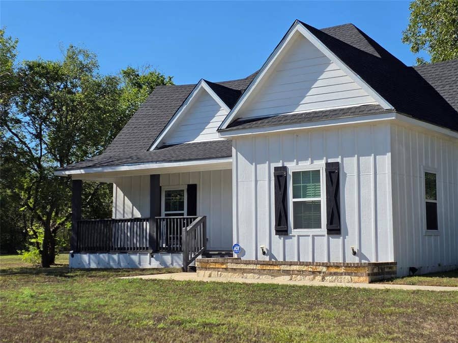 Property photo for 901 S Hall Street, Ennis, TX
