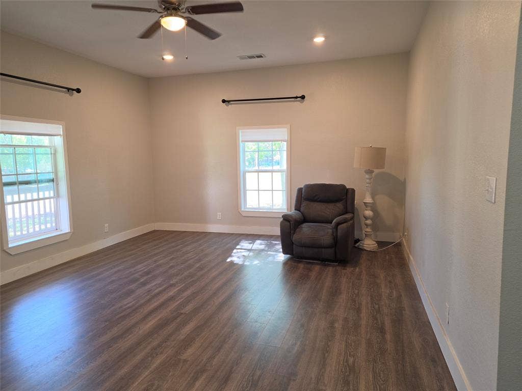 901 S Hall Street, Ennis, TX 75119 901 S Hall Street, Ennis, TX 75119