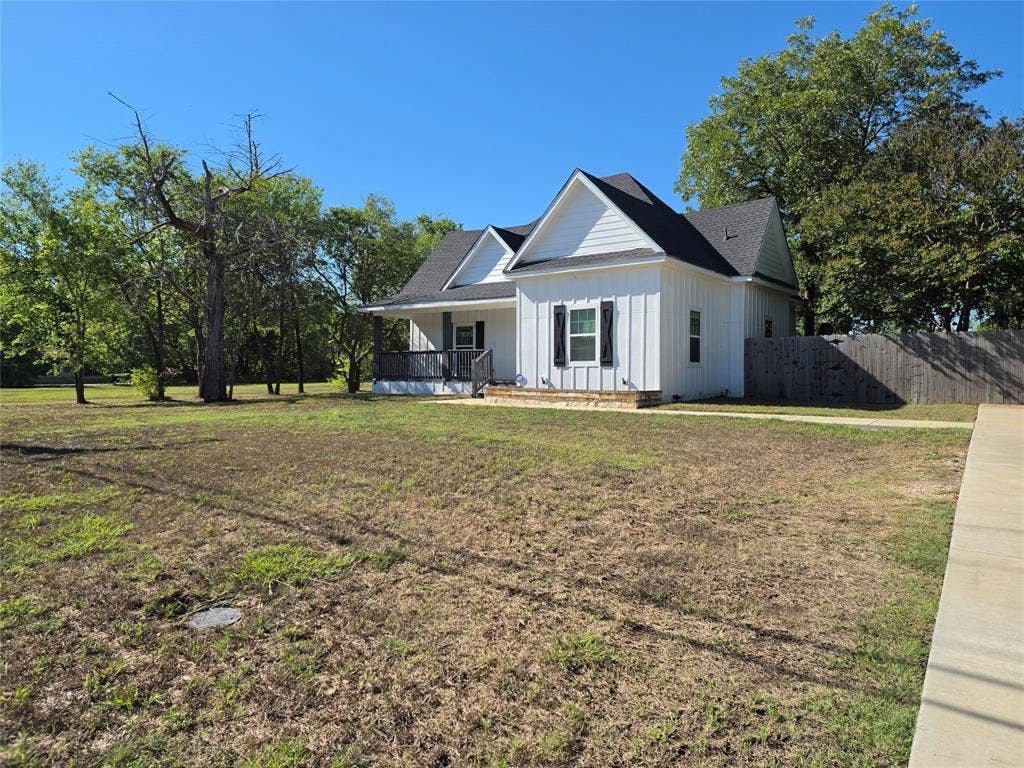 901 S Hall Street, Ennis, TX 75119 901 S Hall Street, Ennis, TX 75119