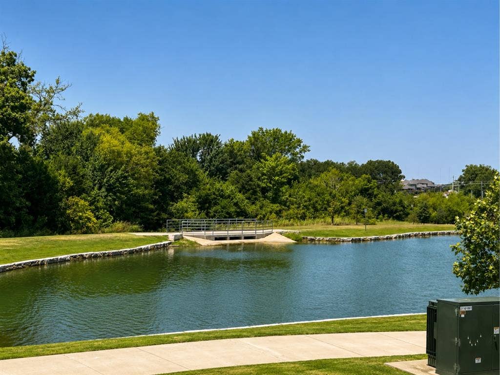 6002 14th Street, Midlothian, TX 76065 Manicured green space bordering a tranquil pond