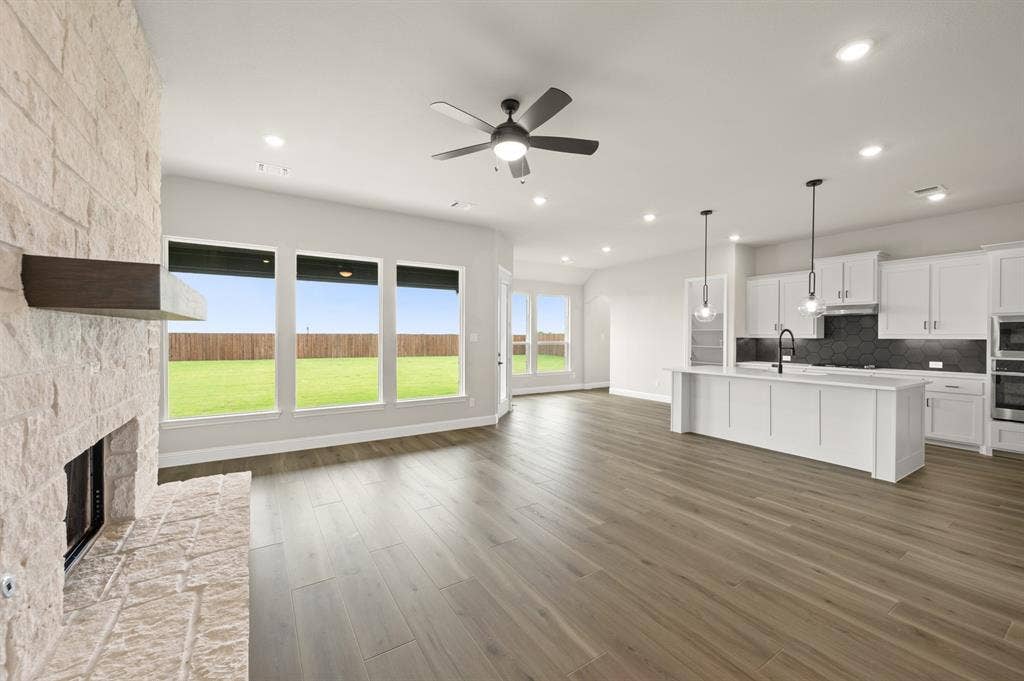 117 Mikasi Street, Godley, TX 76044 Concept 2464 Family Room