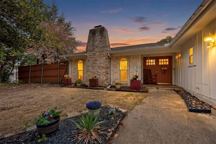 Property photo for 1418 Stony Brook Lane, Garland, TX