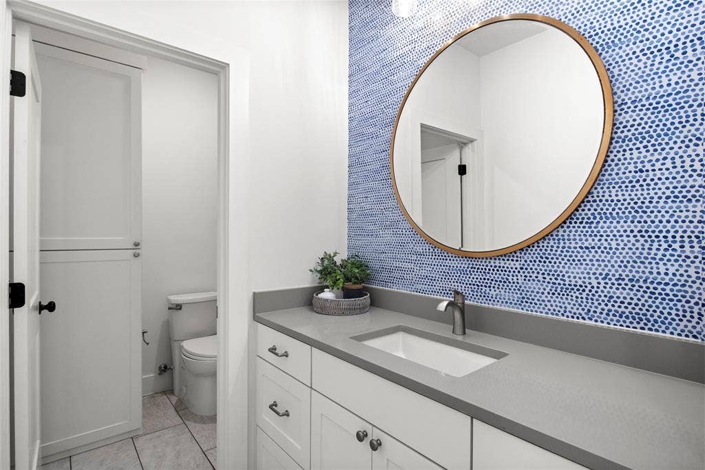 1220 Lynn Way, Waxahachie, TX 75165 Thoughtful finishes and a distinctive accent wall in secondary bedroom