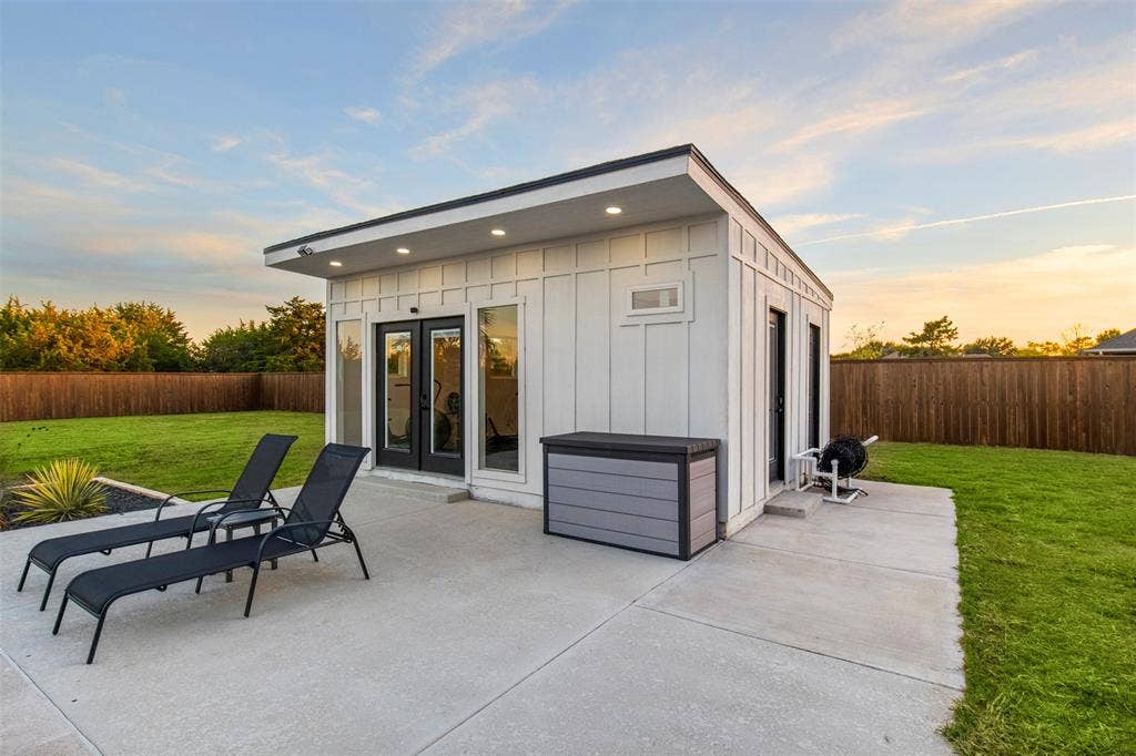 1220 Lynn Way, Waxahachie, TX 75165 Separate pool house with flexible-use interior and full bathroom.