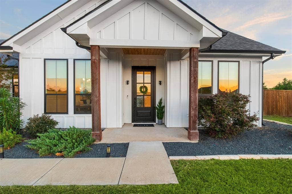 1220 Lynn Way, Waxahachie, TX 75165 Covered front entry with natural wood accents and distinctive custom details.