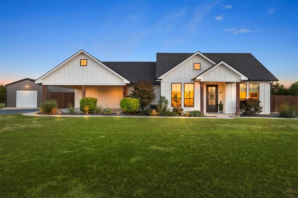 1220 Lynn Way, Waxahachie, TX 75165 Custom-built home with striking curb appeal, no HOA and a location outside city limits.