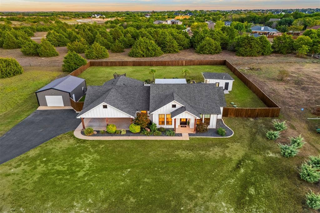 1220 Lynn Way, Waxahachie, TX 75165 Schedule your showing today!