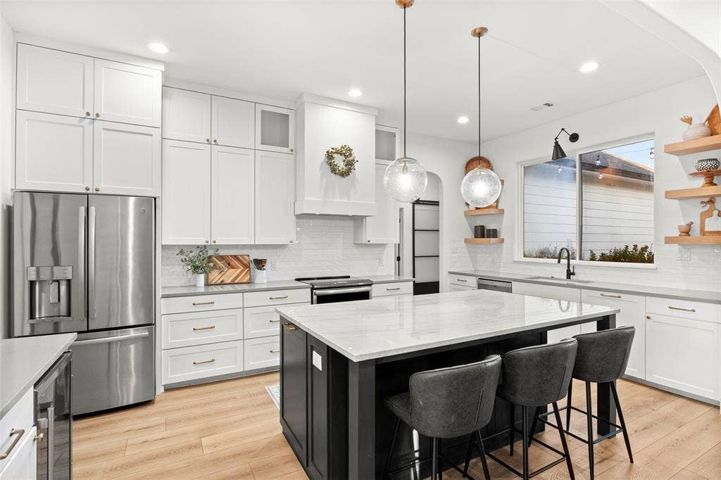 1220 Lynn Way, Waxahachie, TX 75165 Oversized contrasting island offers generous prep space, seating and additional drawer storage.