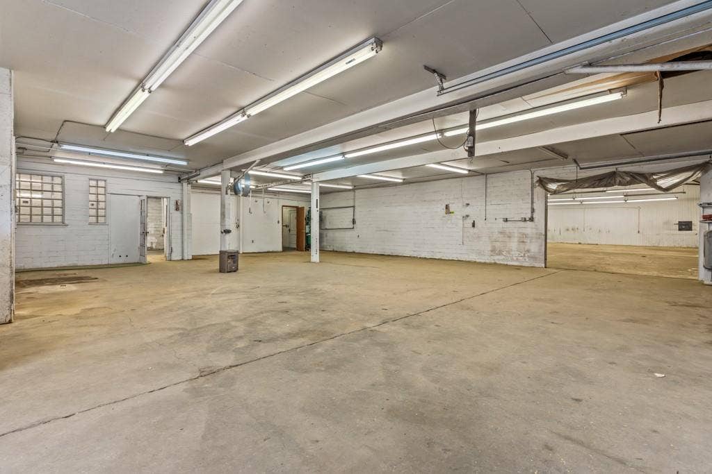 414 E Marshall Street, Gilmer, TX 75644 Concrete flooring with white brick walls