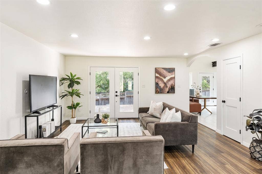 2107 Elmwood Boulevard, Dallas, TX 75224 2107 Elmwood Boulevard, Dallas, TX 75224