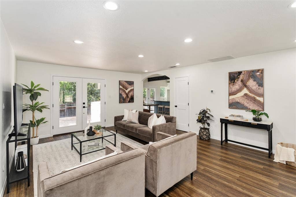 2107 Elmwood Boulevard, Dallas, TX 75224 2107 Elmwood Boulevard, Dallas, TX 75224