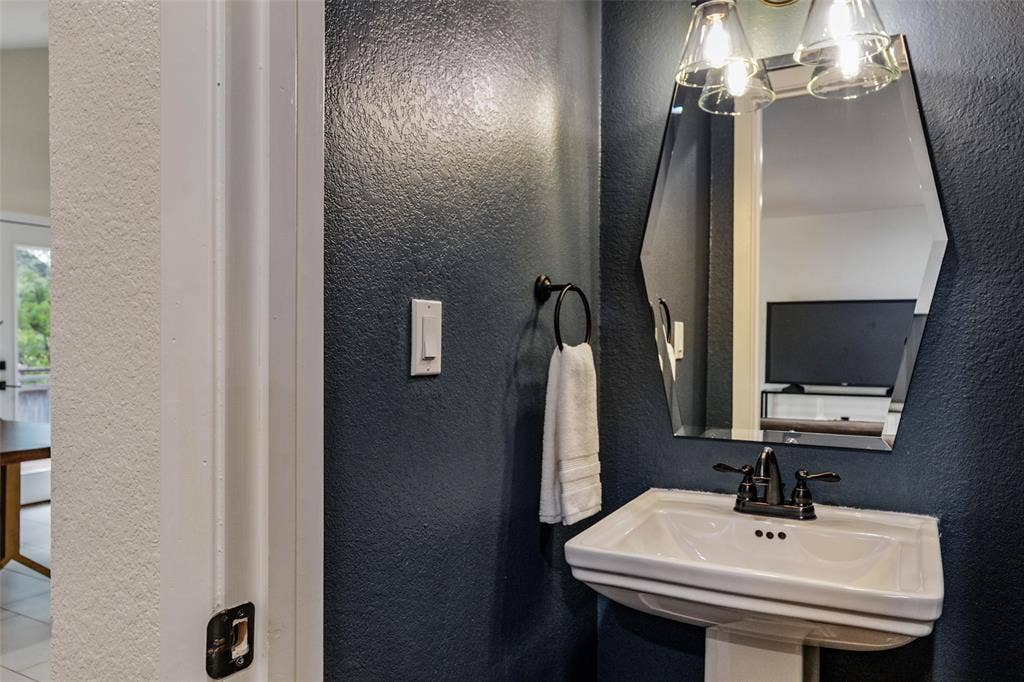 2107 Elmwood Boulevard, Dallas, TX 75224 2107 Elmwood Boulevard, Dallas, TX 75224