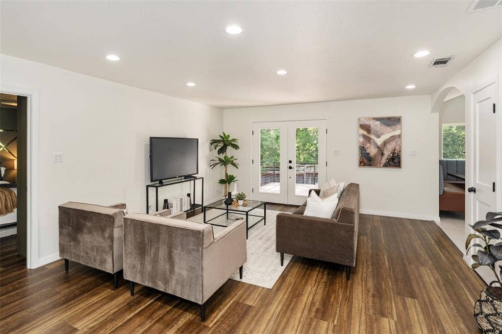 2107 Elmwood Boulevard, Dallas, TX 75224 2107 Elmwood Boulevard, Dallas, TX 75224