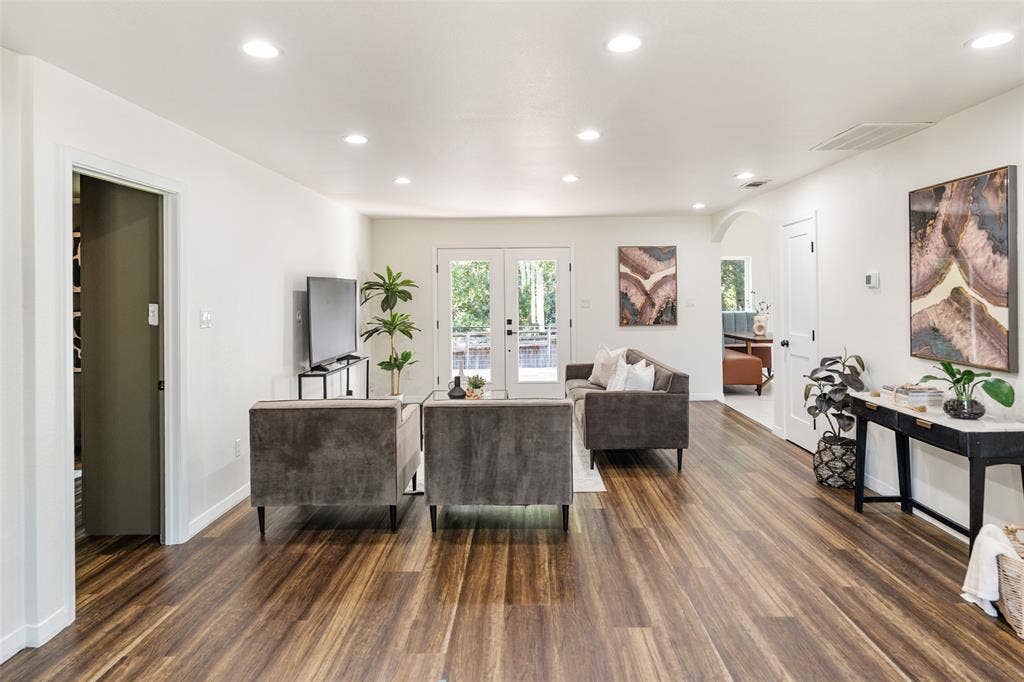 2107 Elmwood Boulevard, Dallas, TX 75224 2107 Elmwood Boulevard, Dallas, TX 75224