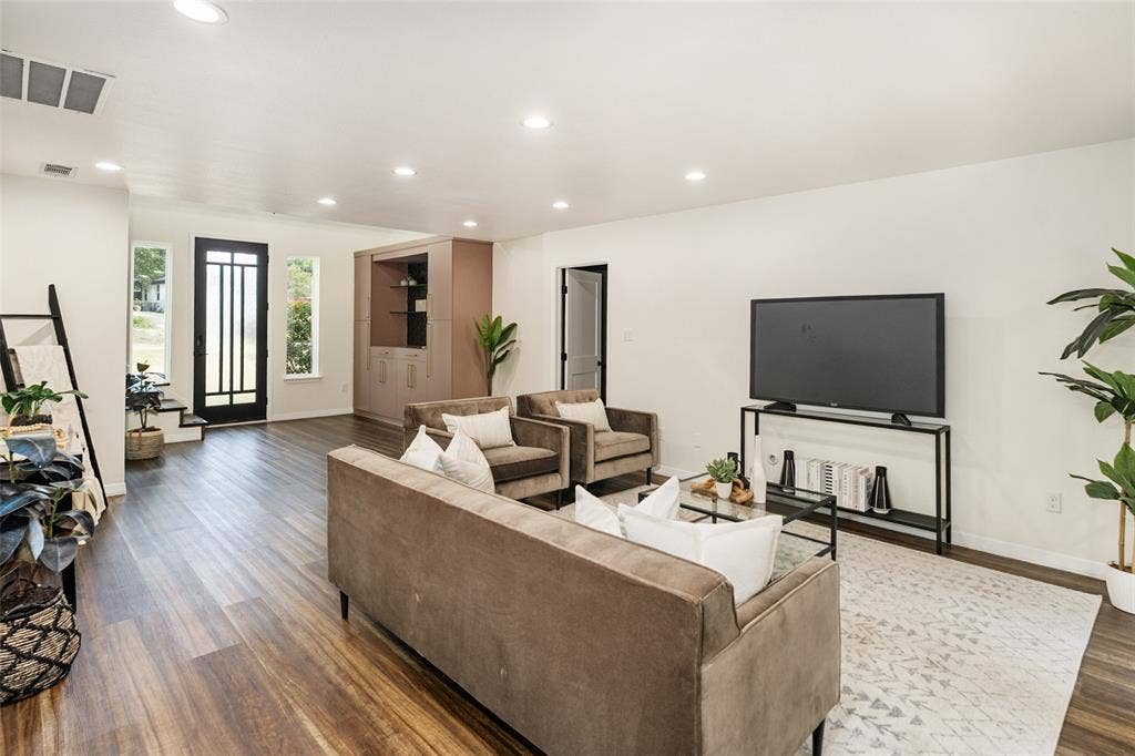 2107 Elmwood Boulevard, Dallas, TX 75224 2107 Elmwood Boulevard, Dallas, TX 75224