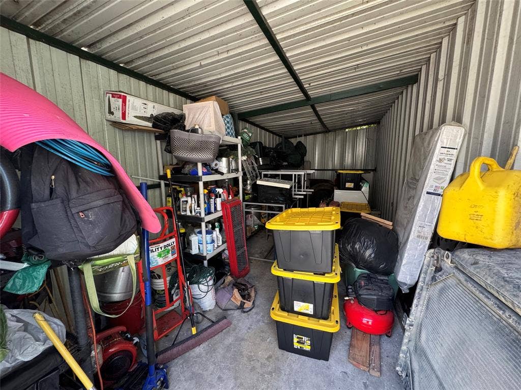407 S Garrett Avenue, Dallas, TX 75223 Garage with metal wall