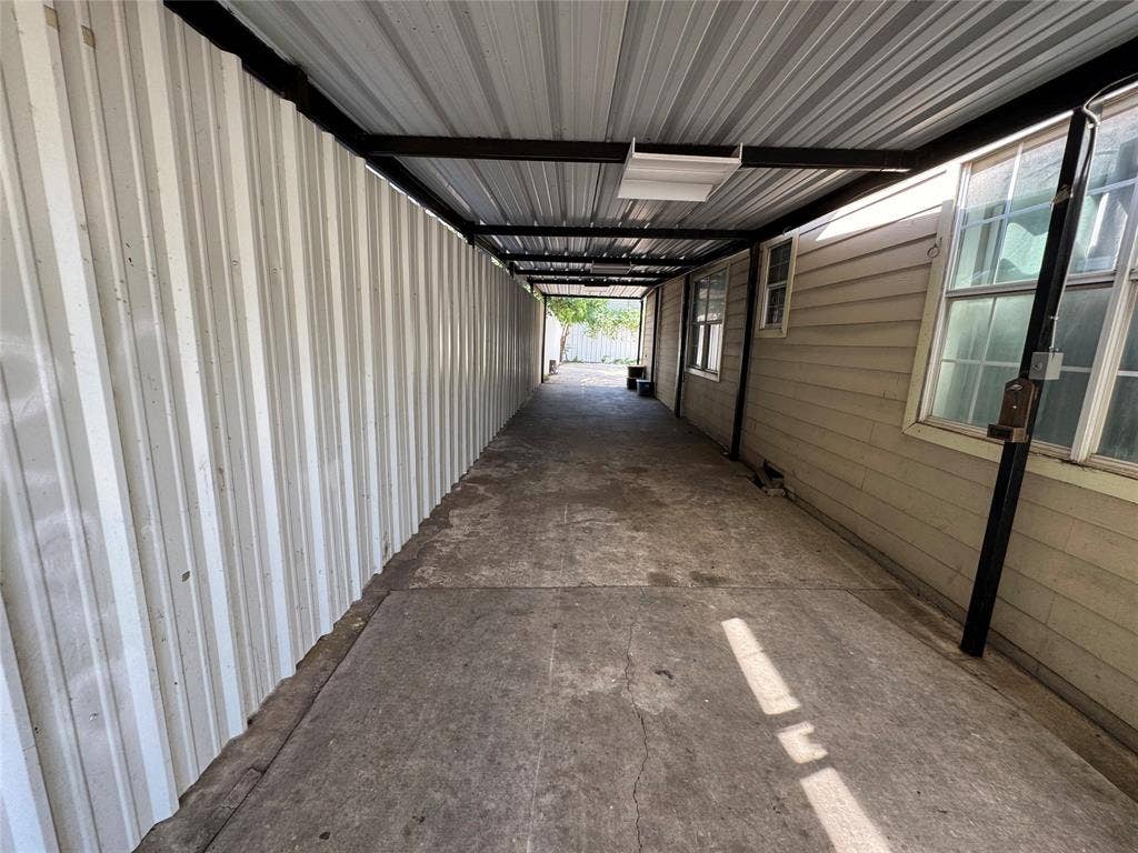 407 S Garrett Avenue, Dallas, TX 75223 Hallway featuring metal wall