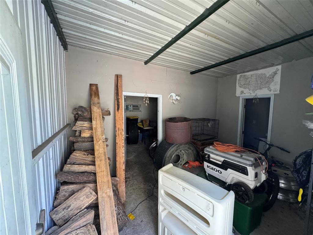 407 S Garrett Avenue, Dallas, TX 75223 View of garage