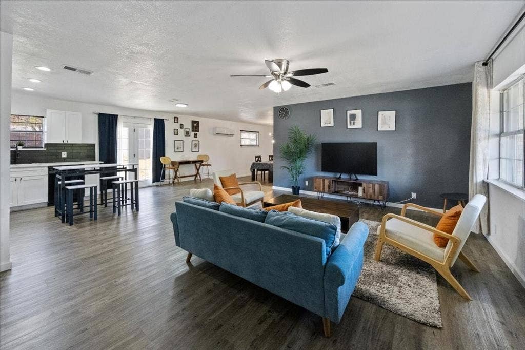 5920 Tourist Drive, North Richland Hills, TX 76117 Spacious, open living areas.