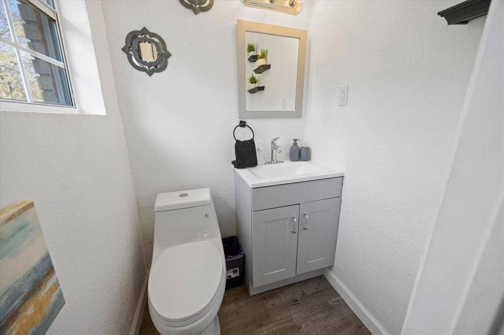 5920 Tourist Drive, North Richland Hills, TX 76117 Ensuite half bath.