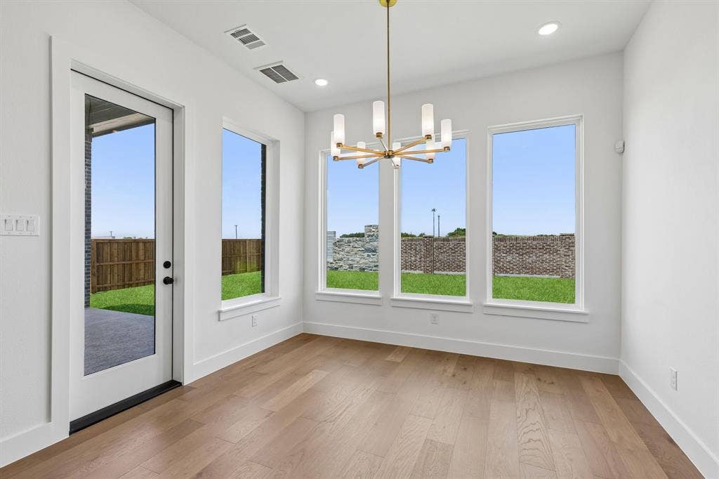 Whether it's lively dinner parties or cozy family gatherings, this dining room fits all occasions.