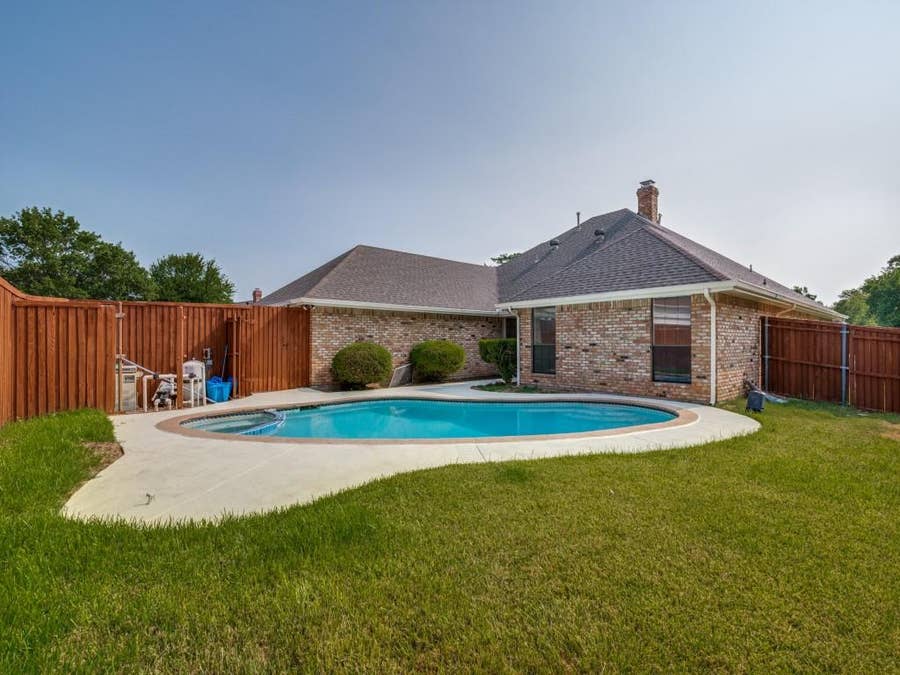 Property photo for 629 Bent Creek Drive, DeSoto, TX