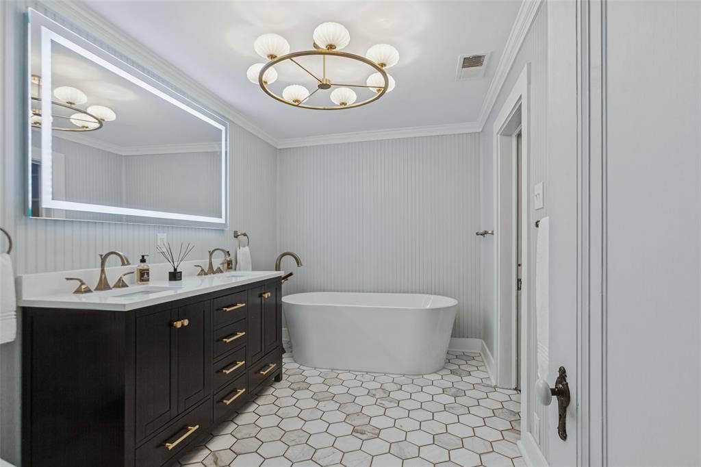 506 W Virginia Street, McKinney, TX 75069 Full bathroom upstairs with duel sink and bidet