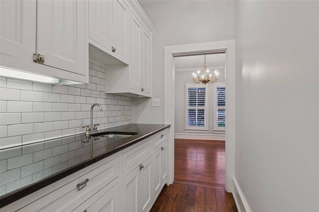 506 W Virginia Street, McKinney, TX 75069 Wet bar located between dining room and kitchen