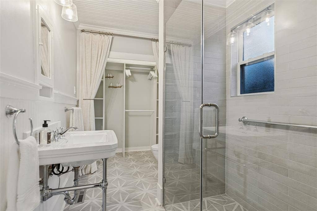 506 W Virginia Street, McKinney, TX 75069 Full bathroom connected to downstairs bedroom