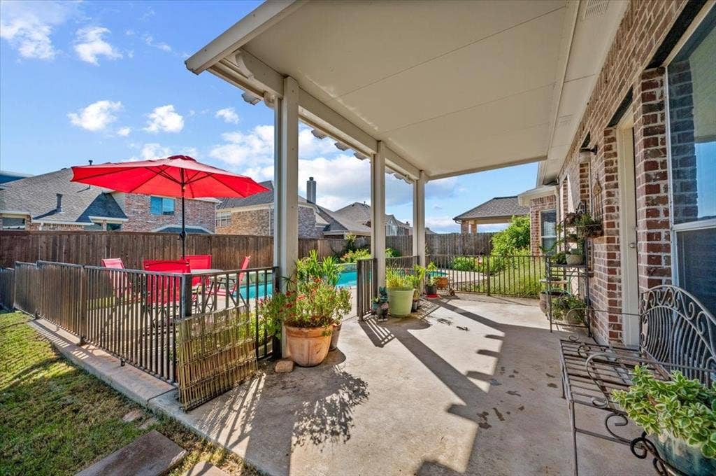 5132 Welara Drive, Grand Prairie, TX 75052 covered patio