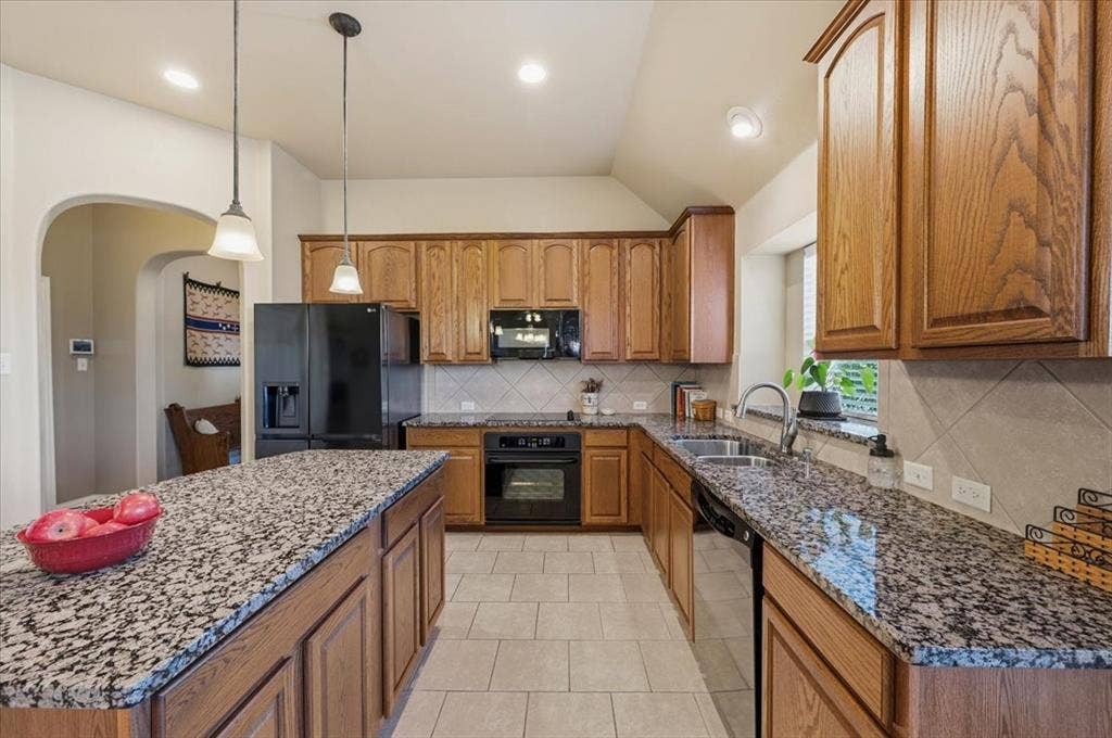 5132 Welara Drive, Grand Prairie, TX 75052 plenty of counter-space