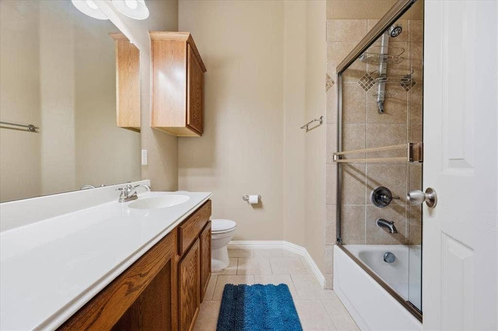 5132 Welara Drive, Grand Prairie, TX 75052 Hall Bathroom