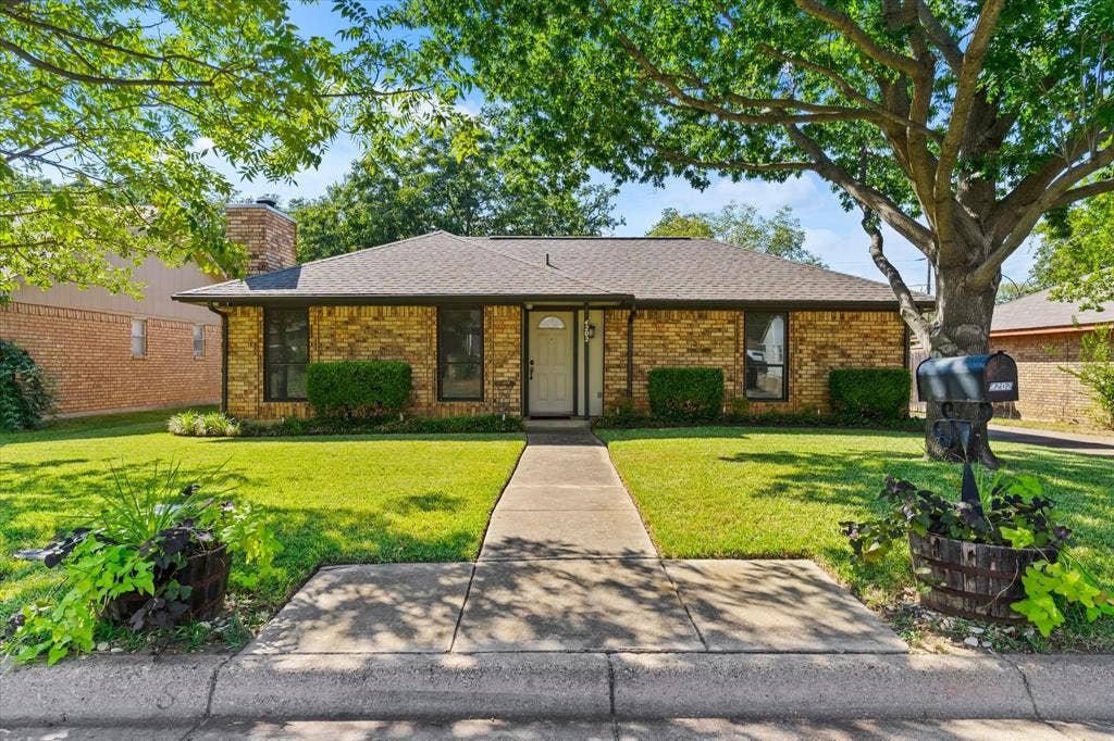 4202 Windhurst Drive, Arlington, TX 76015