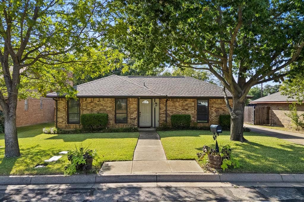 4202 Windhurst Drive, Arlington, TX 76015