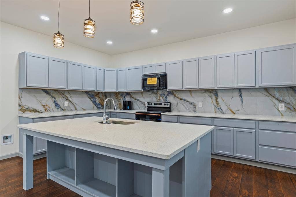 1207 E Russell Avenue, Carrollton, TX 75006