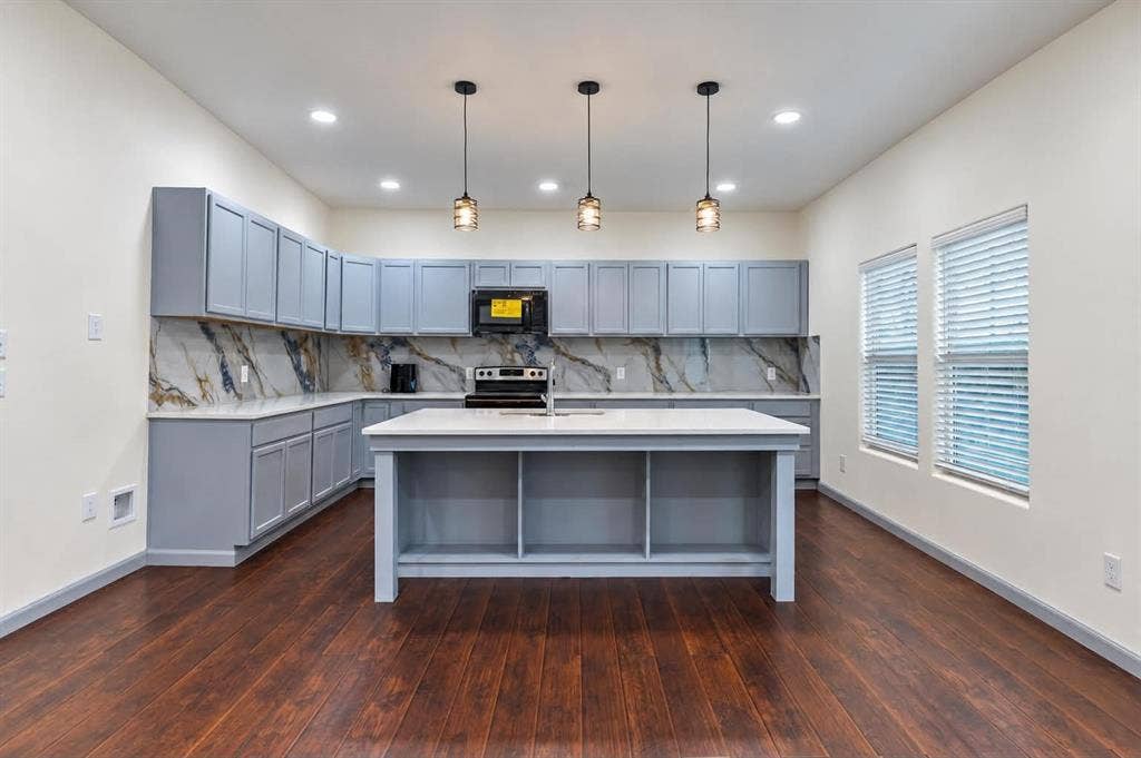 1207 E Russell Avenue, Carrollton, TX 75006
