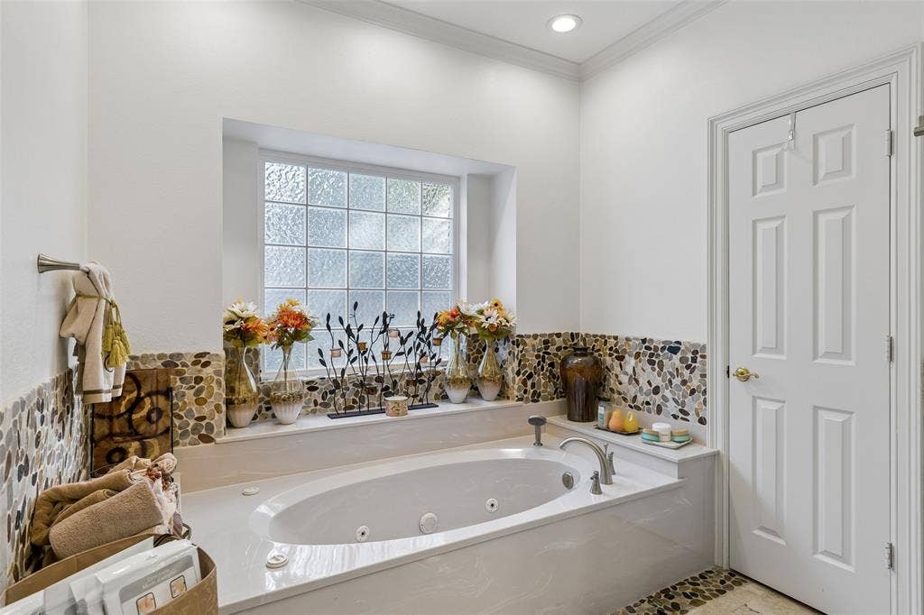 6422 Covecreek Place, Dallas, TX 75240