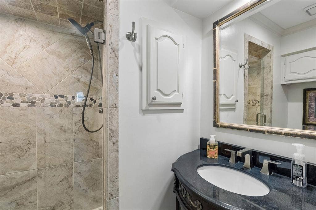 6422 Covecreek Place, Dallas, TX 75240