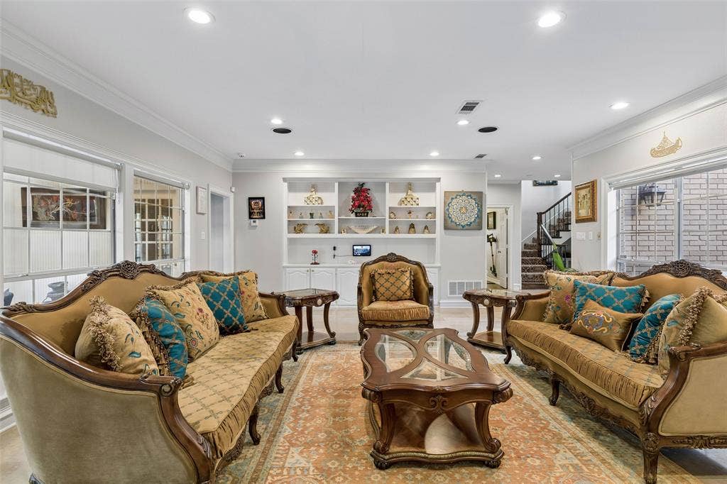 6422 Covecreek Place, Dallas, TX 75240