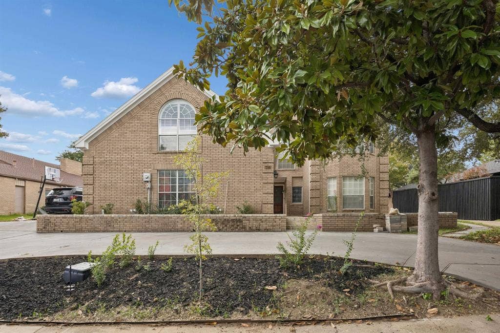 6422 Covecreek Place, Dallas, TX 75240