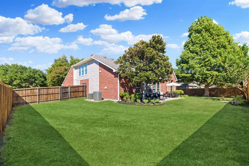 630 Candlewood Trail, Murphy, TX 75094 Expansive lawn with mature trees and a privacy fence