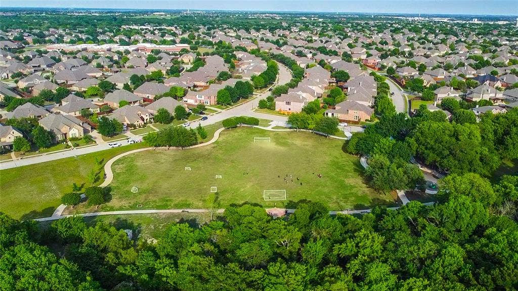 630 Candlewood Trail, Murphy, TX 75094 Expansive green space with walking paths, bordered by mature trees and residential properties