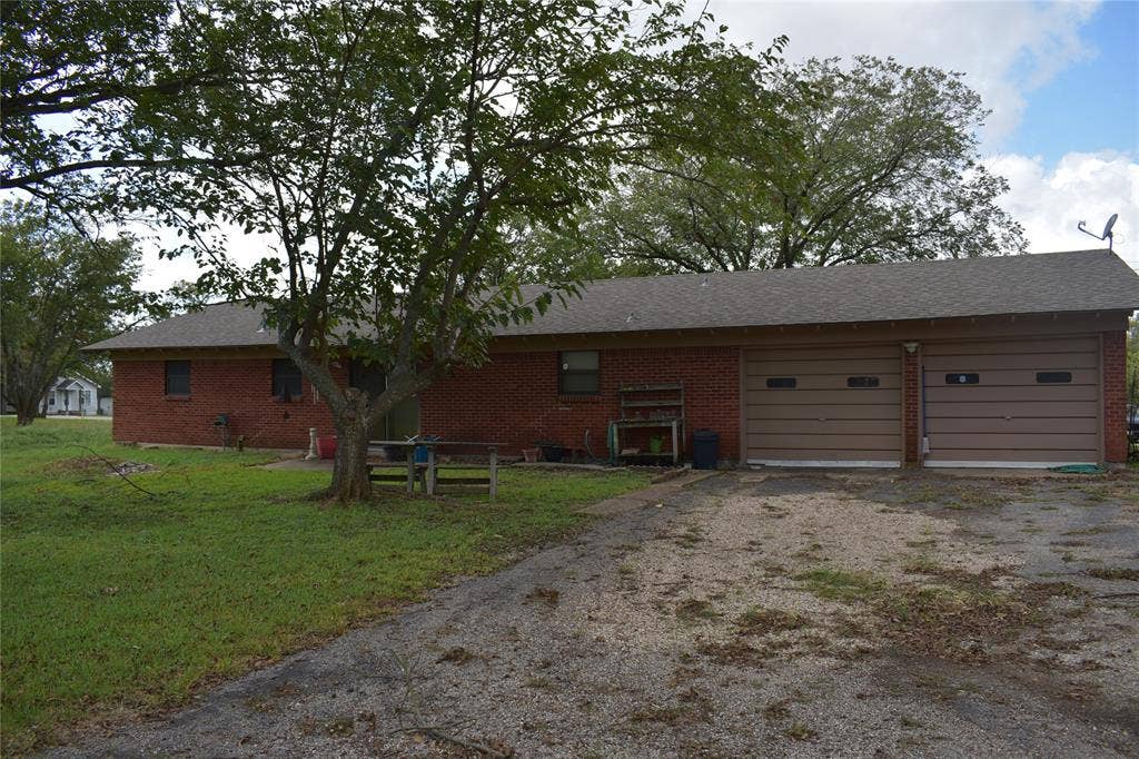 211 S College Street, Itasca, TX 76055 211 S College Street, Itasca, TX 76055