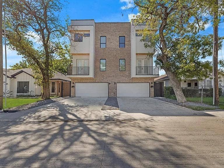 1120-1122 Muncie Avenue, Dallas, TX 75212 Front of Duplex
