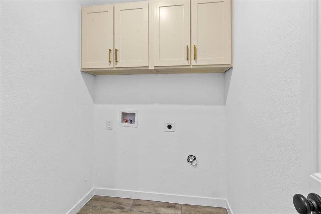 7520 Double Bridge Road, Mabank, TX 75156 Built-in upper cabinetry with gold-tone hardware