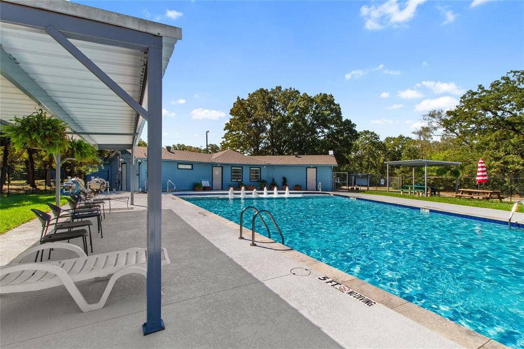 7520 Double Bridge Road, Mabank, TX 75156 Swimming pool with integrated fountains, surrounded by a concrete deck