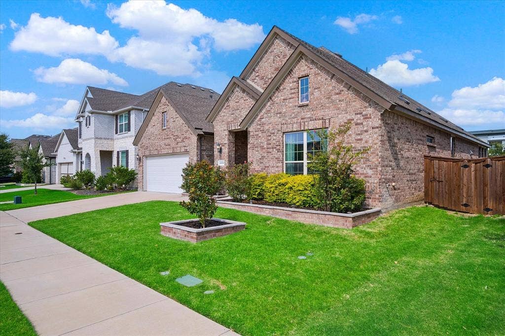 11828 Prudence Drive, Fort Worth, TX 76052