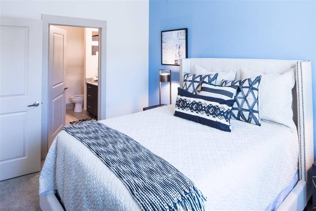 901 N Zang Boulevard, #302, Dallas, TX 75208 Bedroom featuring ensuite bathroom and carpet flooring