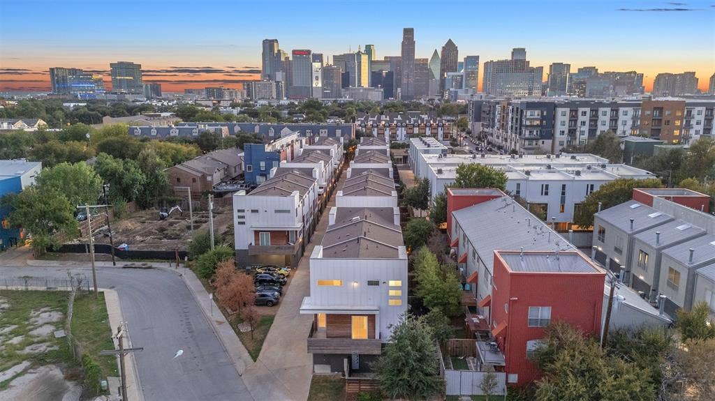 1510 N Washington Avenue, #703, Dallas, TX 75204 Elevated view of the 1510 N Washington community and shared drive with the Downtown Dallas skyline at sunset